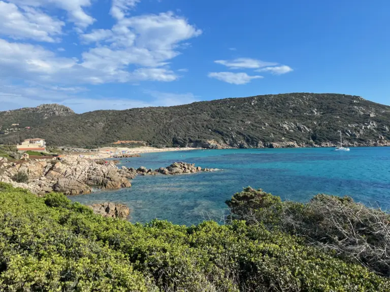 Plage de sable et rochers à Porto Pollo en Corse-du-Sud, zone d'action de l'association LESEA.