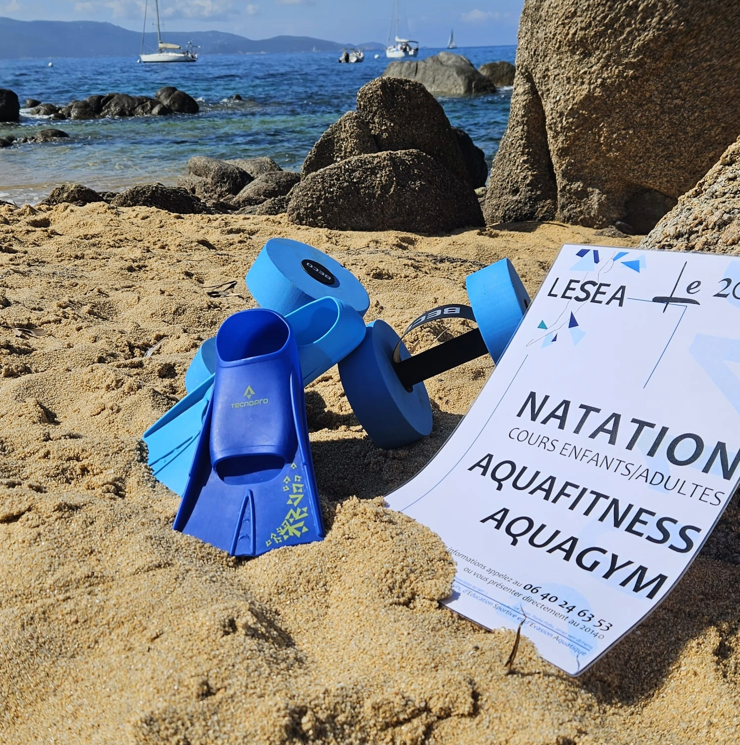 ffiche des activités LESEA (Natation, Aquafitness, Aquagym) avec palmes et haltères en mousse sur la plage à Porto Pollo.